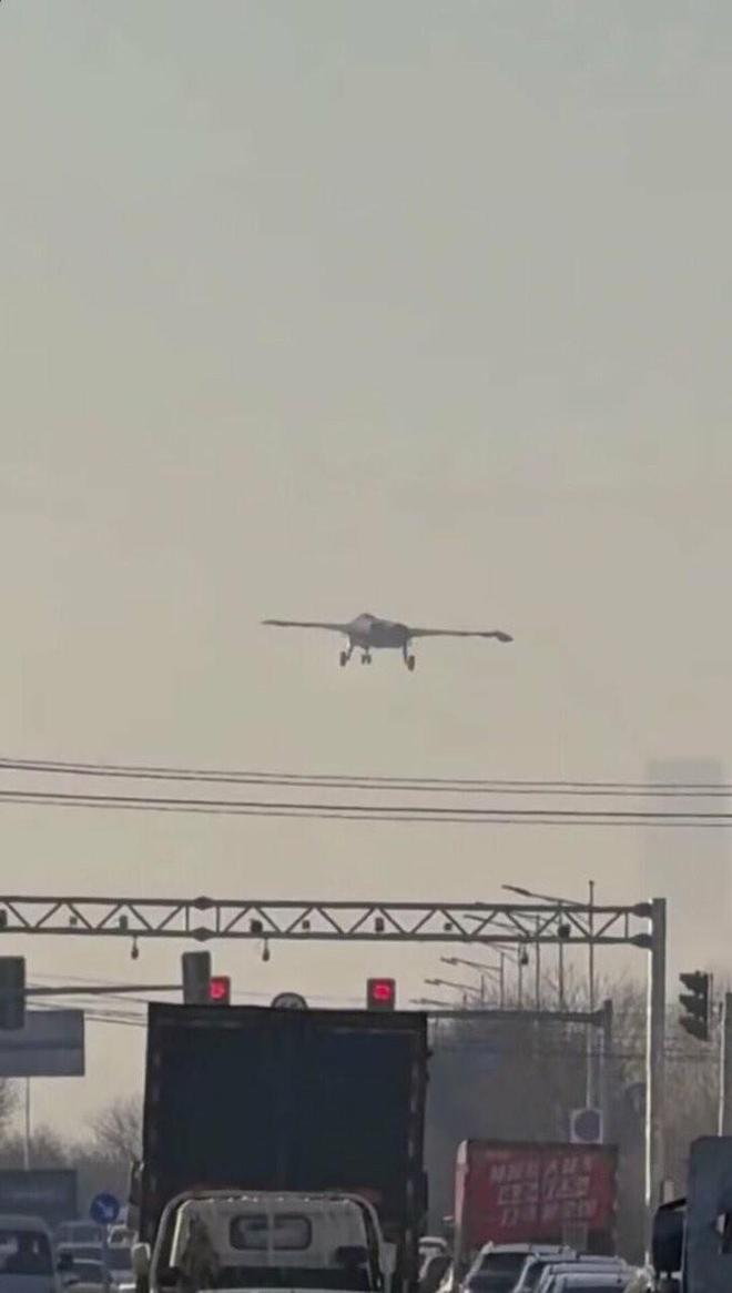 海外谈中国：神秘无尾隐身战斗机拥有可旋转的翼尖 提高控制能力(图2)