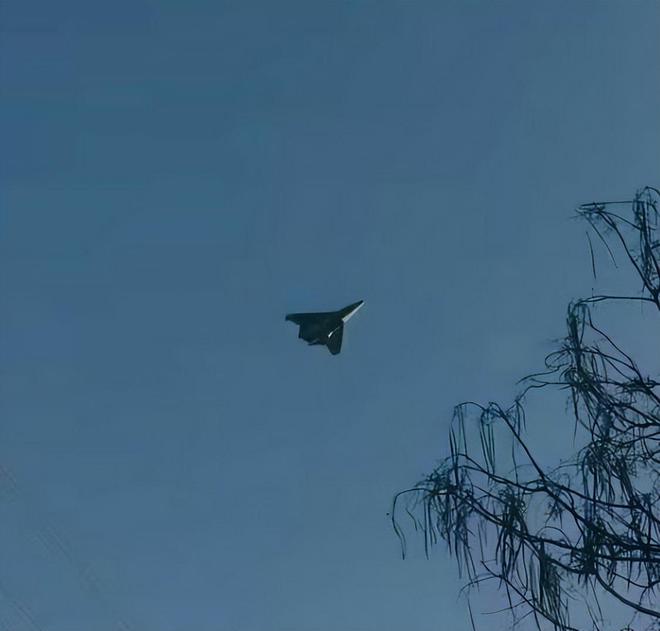 海外谈中国：神秘无尾隐身战斗机拥有可旋转的翼尖 提高控制能力(图5)